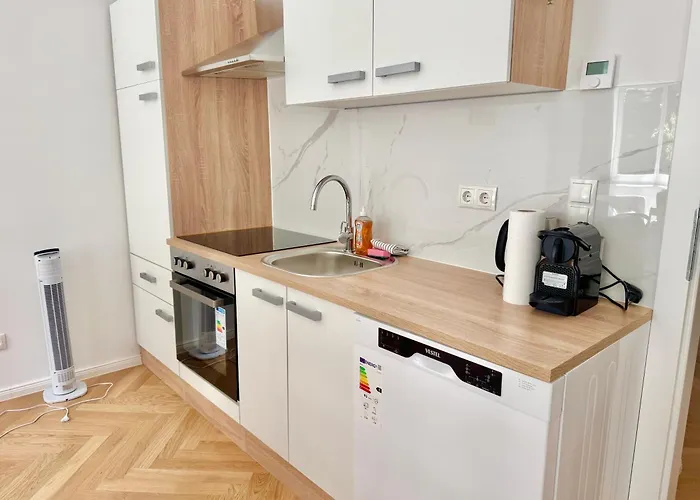Apartment Stylish Renovated Near Center