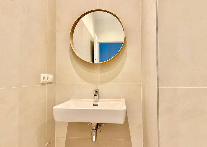 Stylish Renovated Near Center Apartment