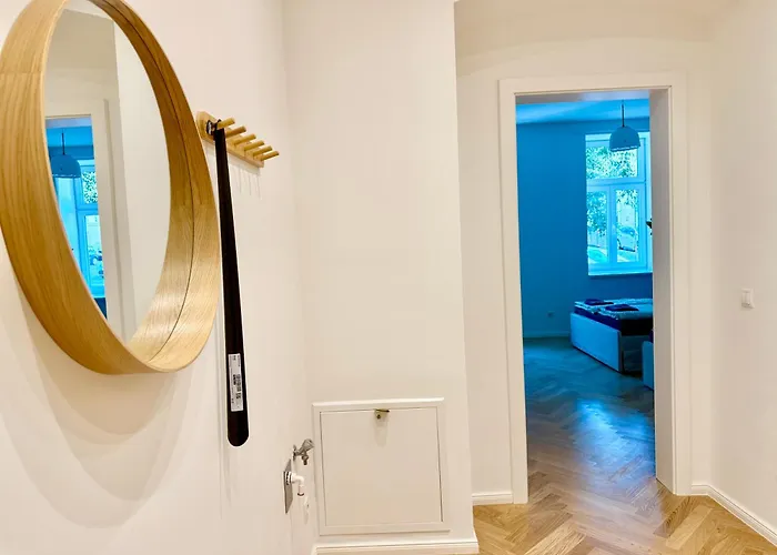 Stylish Renovated Near Center *
