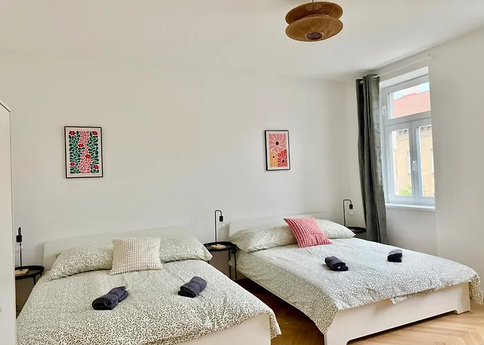 Stylish Renovated Near Center
