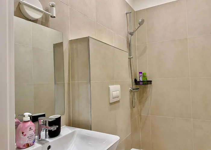 Stylish Renovated Near Center