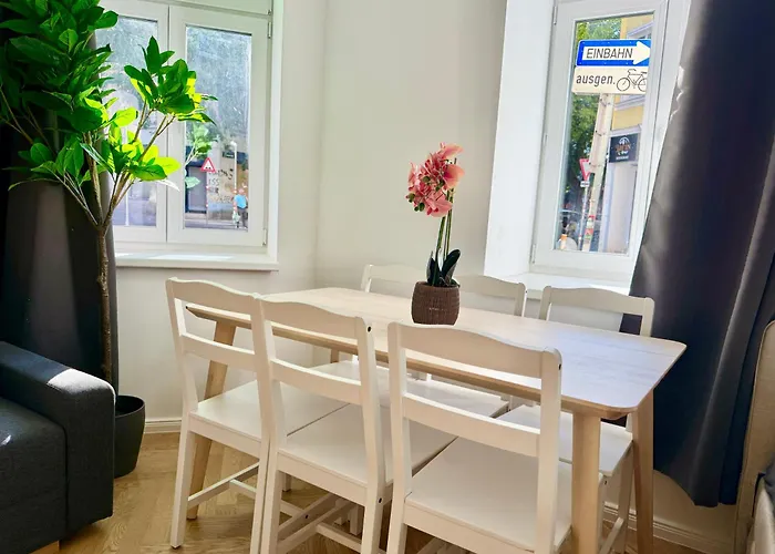 Stylish Renovated Near Center *