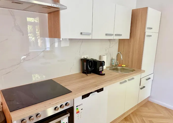 Stylish Renovated Near Center *