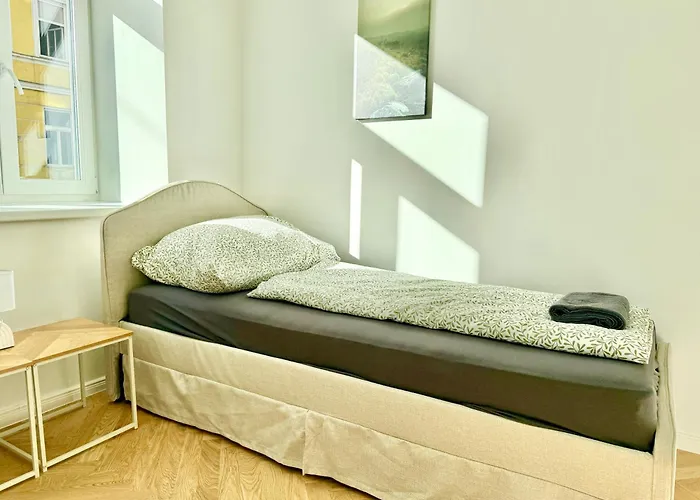 Stylish Renovated Near Center Apartment *