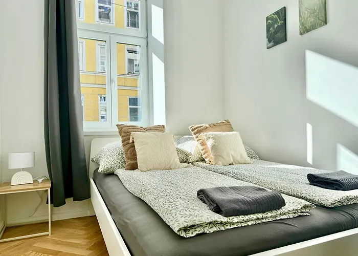Stylish Renovated Near Center Apartment *